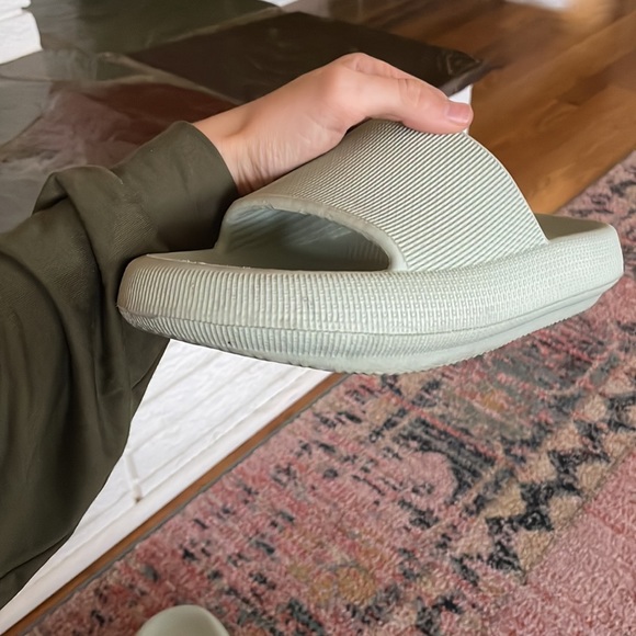 Roolee Pillow Slides - Picture 5 of 5